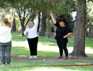 65 yaş üstü bireyler, Aktif Yaşlı Hizmet Merkezi’nde haftada iki gün spor yapıyor