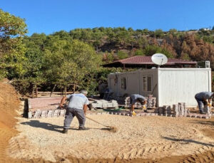 Afetzedelerin yaşadığı prefabrik evler kışa hazırlanıyor