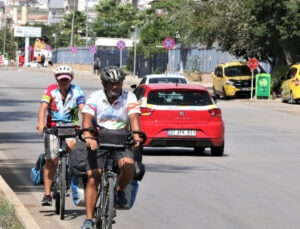 Karayolunun kenarına atılan kırık cam şişeler bisiklet tutkunlarını isyan ettirdi