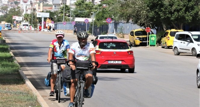 Karayolunun kenarına atılan kırık cam şişeler bisiklet tutkunlarını isyan ettirdi