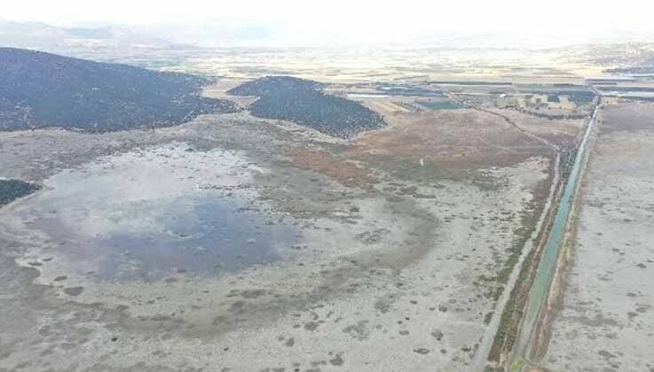 Antalya’da Avlan gölünde korkutan görüntü: Sular yüzlerce metre çekildi