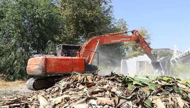 Dimçayı yolu üzerinde bulunan kaçak yapılar yıkıldı