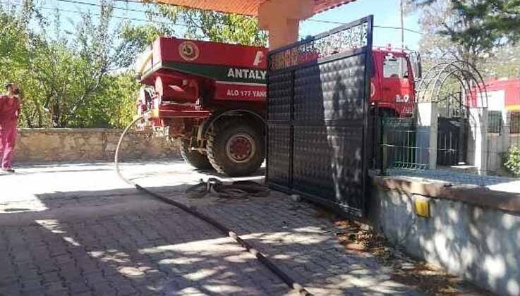 Antalya’da dubleks ev çıkan yangında küle döndü