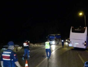 Manavgat’ta otomobil tur otobüsüne çarptı: 2 yaralı