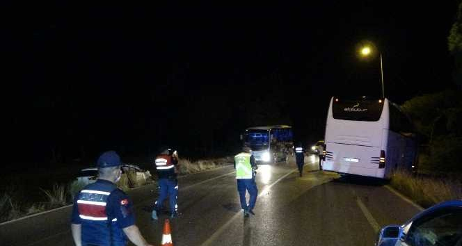 Manavgat’ta otomobil tur otobüsüne çarptı: 2 yaralı