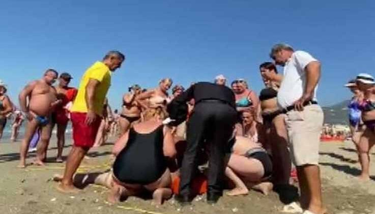 Boğulma tehlikesi geçiren Rus turistin yakını, yaşam belirtisi gördüğü an gözyaşlarını tutamadı