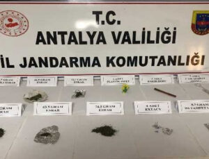 Kontrol noktasında durdurulan araçtan çok sayıda uyuşturucu madde çıktı