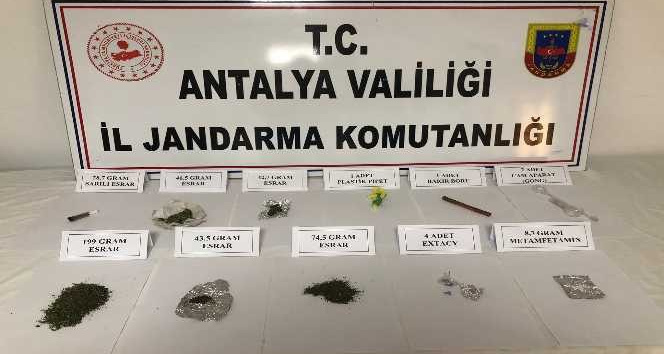 Kontrol noktasında durdurulan araçtan çok sayıda uyuşturucu madde çıktı