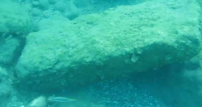 Konyaaltı Sahili’nde, Roma dönemine ait olduğu değerlendirilen tarihi kapı eşiği bulundu