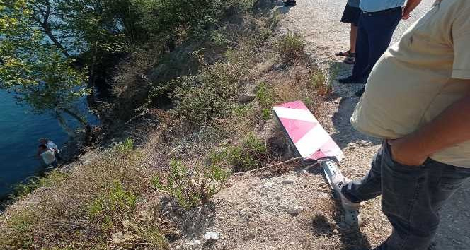 Antalya’da otomobil ırmağa uçtu: 2 yaralı