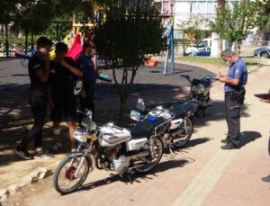 Ehliyetsiz motosiklet sürücüsü gençlerin yedikleri ceza umurlarında olmadı