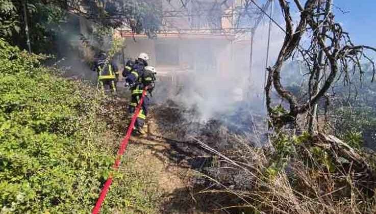 Alanya’da bahçe yangını kısa sürede söndürüldü