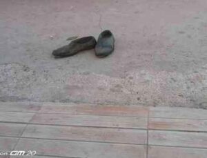 Market kirlenmesin diye çamurlu ayakkabılarını çıkarıp çoraplarıyla içeri girdi