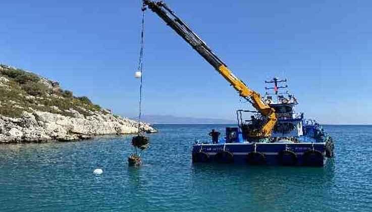 Fırtınanın deniz dibinde oluşturduğu duba enkazı, 15 günlük çalışmayla çıkartılabildi