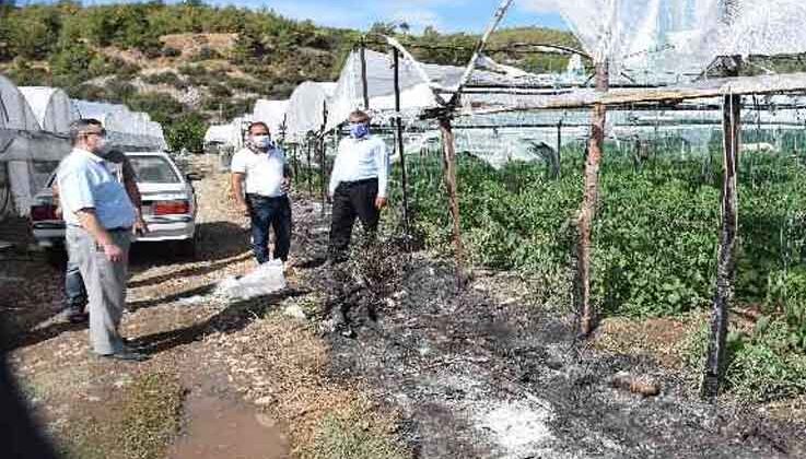 Kumluca’da seranın plastik örtüsü yandı