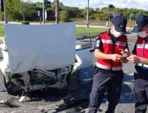 Kırmızı ışık ihlali yapan otomobil sürücüsü, taksi ile çarpıştı: 1’i ağır 2 yaralı