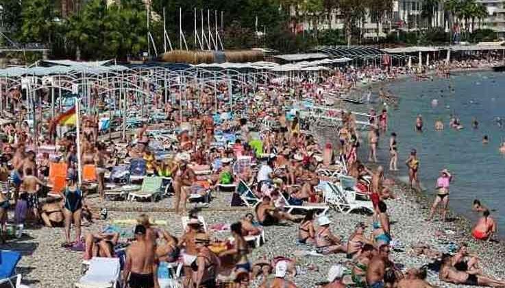 Kemer’de Ekim ayı ortasında sahilde turist yoğunluğu