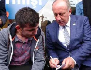 Muharrem İnce kaldırımda oturup öğrenciye fizik dersi verdi