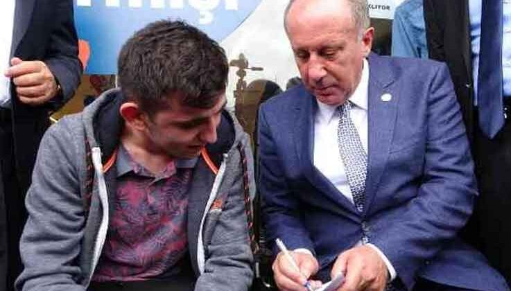 Muharrem İnce kaldırımda oturup öğrenciye fizik dersi verdi