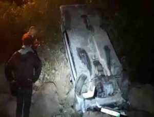 Antalya’da refüje çarpan otomobil takla attı: 2 yaralı