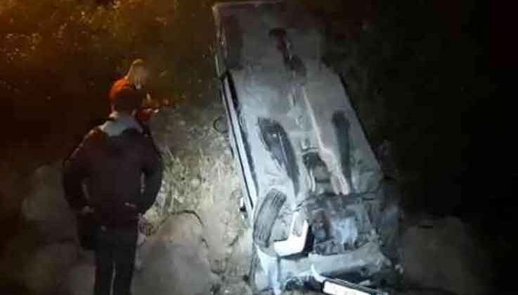 Antalya’da refüje çarpan otomobil takla attı: 2 yaralı