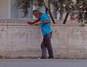 Elinde şırıngayla ayakta durmakta zorlandı, polis tarafından uzaklaştırıldı