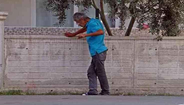 Elinde şırıngayla ayakta durmakta zorlandı, polis tarafından uzaklaştırıldı