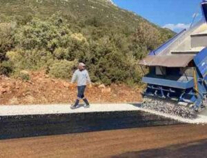 Kaş Yeniköy grup yolunda asfalt çalışması