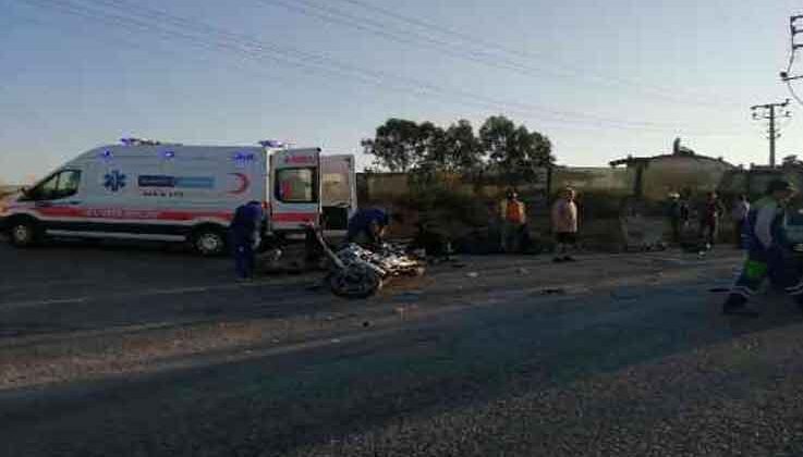 Ehliyetsiz sürücü motosiklete çarptı: 2 yaralı