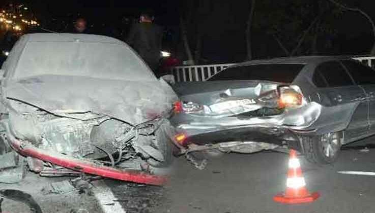 Makas attığı iddia edilen sürücü kaza yaparak 4 araca zarar verdi