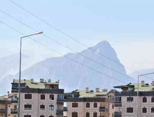 Antalya’da şehir merkezine yakın dağlık alanda yangın