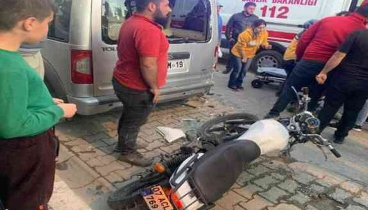 Motosiklet sürücüsü ticari araca duvara çarpar gibi çarptı, araç sahibinin tavırları vatandaşları kızdırdı