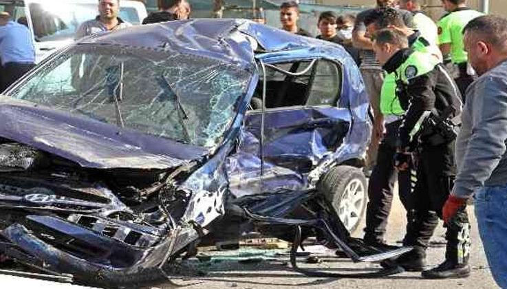 İki aracın hurdaya döndüğü kazada sürücülerden biri hayatını kaybetti, diğeri yaralandı