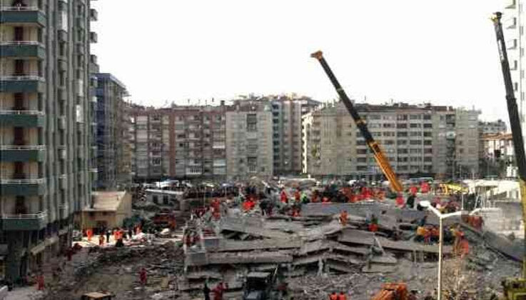 Konya’da çöken Zümrüt Apartmanı faciasında 132 saat sonra sağ olarak kurtarılmıştı, balkondan düşerek hayatını kaybetti