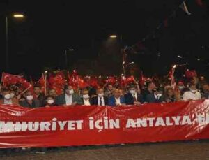 Binlerce Antalyalı, Cumhuriyet’in 98. yılı için yürüdü