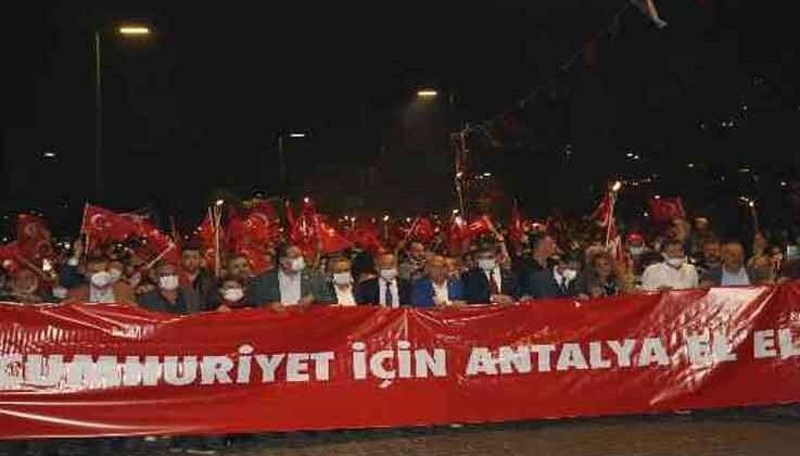 Binlerce Antalyalı, Cumhuriyet’in 98. yılı için yürüdü