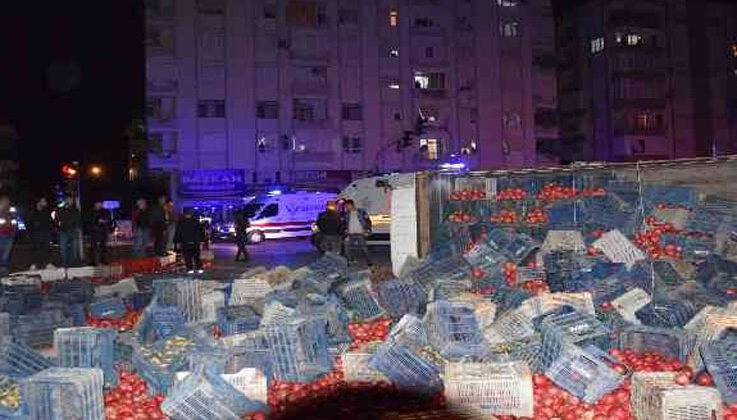 Antalya’da nar yüklü kamyon devrildi: 4 yaralı