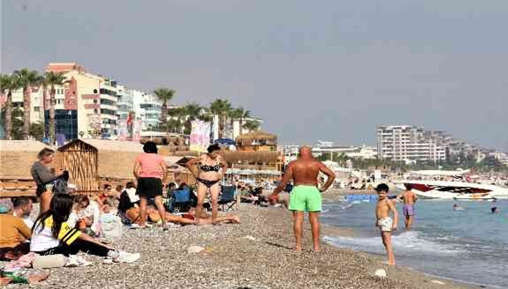 Dün yüksek kesimlerine kar yağan Antalya’da bugün vatandaşlar denize koştu