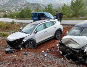 Antalya’da üç otomobilin karıştığı zincirleme kaza: 3 yaralı