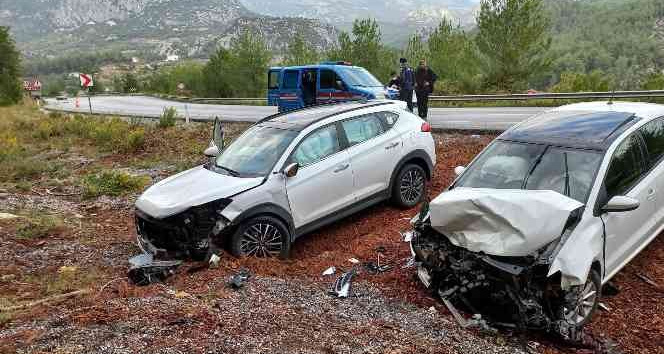 Antalya’da üç otomobilin karıştığı zincirleme kaza: 3 yaralı