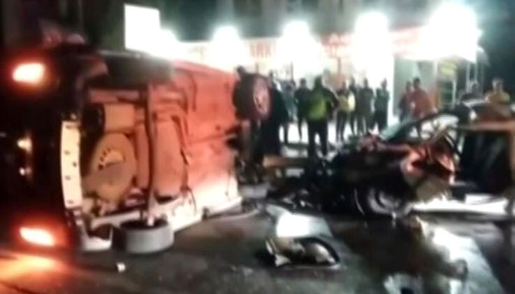 Antalya’da hafif ticari araç karşı şeride geçip otomobile çarptı: 1ölü, 2 yaralı