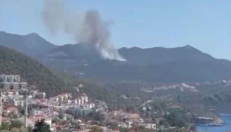 Kaş’ta makilik alanda çıkan yangın söndürüldü