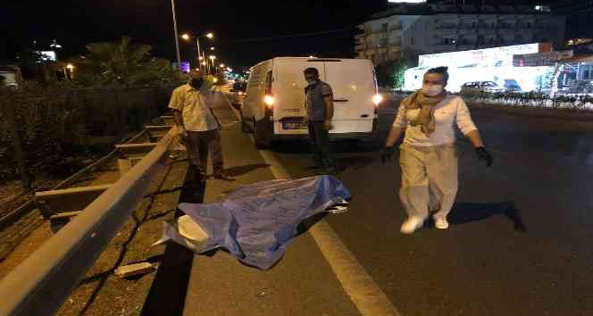 Yolun karşısına geçen turistlere otomobil çarptı:1 ölü, 1 yaralı