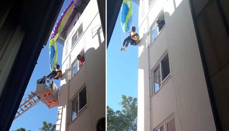Antalya’da Rus turist, paraşütle çatıda asılı kaldı