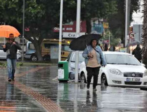 Meteorolojinin ‘sarı’ kodla uyardığı Antalya’da şiddetli yağmur etkili oluyor