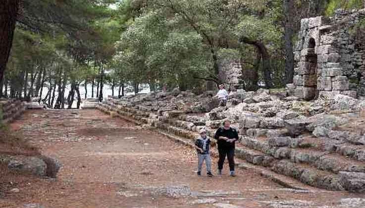 Phaselis’e ziyaretçi akını