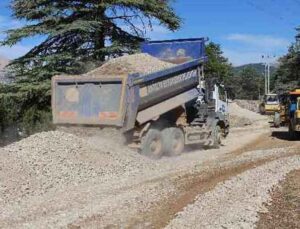 Kumluca Kuzca yolunda asfalt çalışması