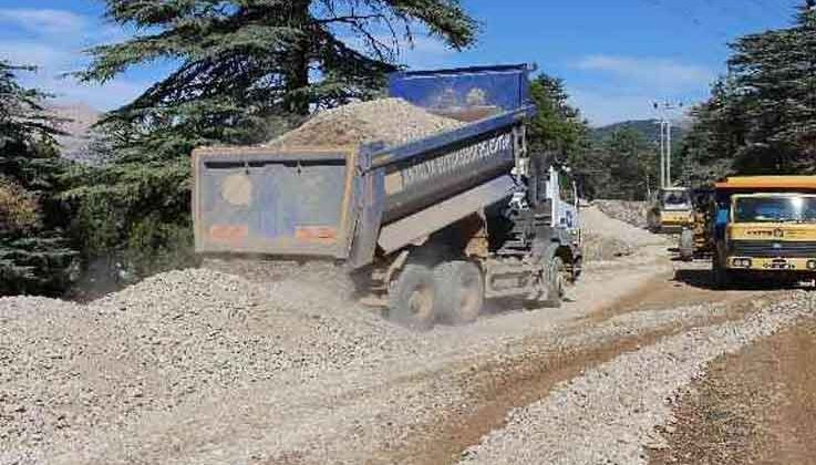 Kumluca Kuzca yolunda asfalt çalışması