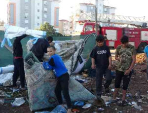 Antalya’da yabancı uyruklu şahısların kullandığı metruk gecekondu alev alev yandı