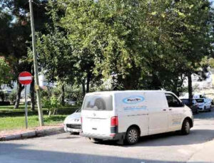 Antalya’da sürücülerin yasak yol inadı, diğer sürücüleri isyan ettirdi
